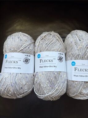 Flecks™ Neutral Speckled Yarn - Soft Beige with Lavender Flecks